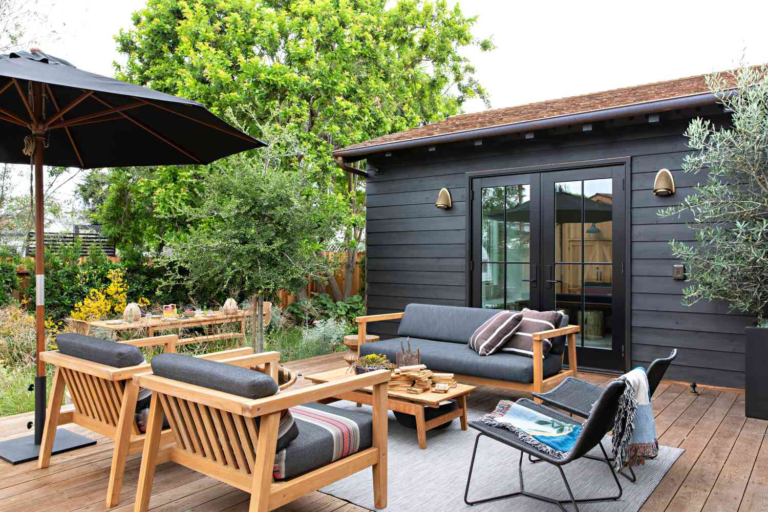 How Deck Builders Can Help You Transform Your Backyard Into a Functional Entertainment Area